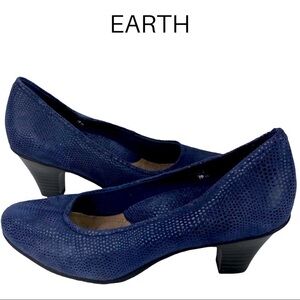 Earth sz 7 Bijou navy leather embossed pumps